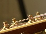 Changer les cordes d'une guitare acoustique