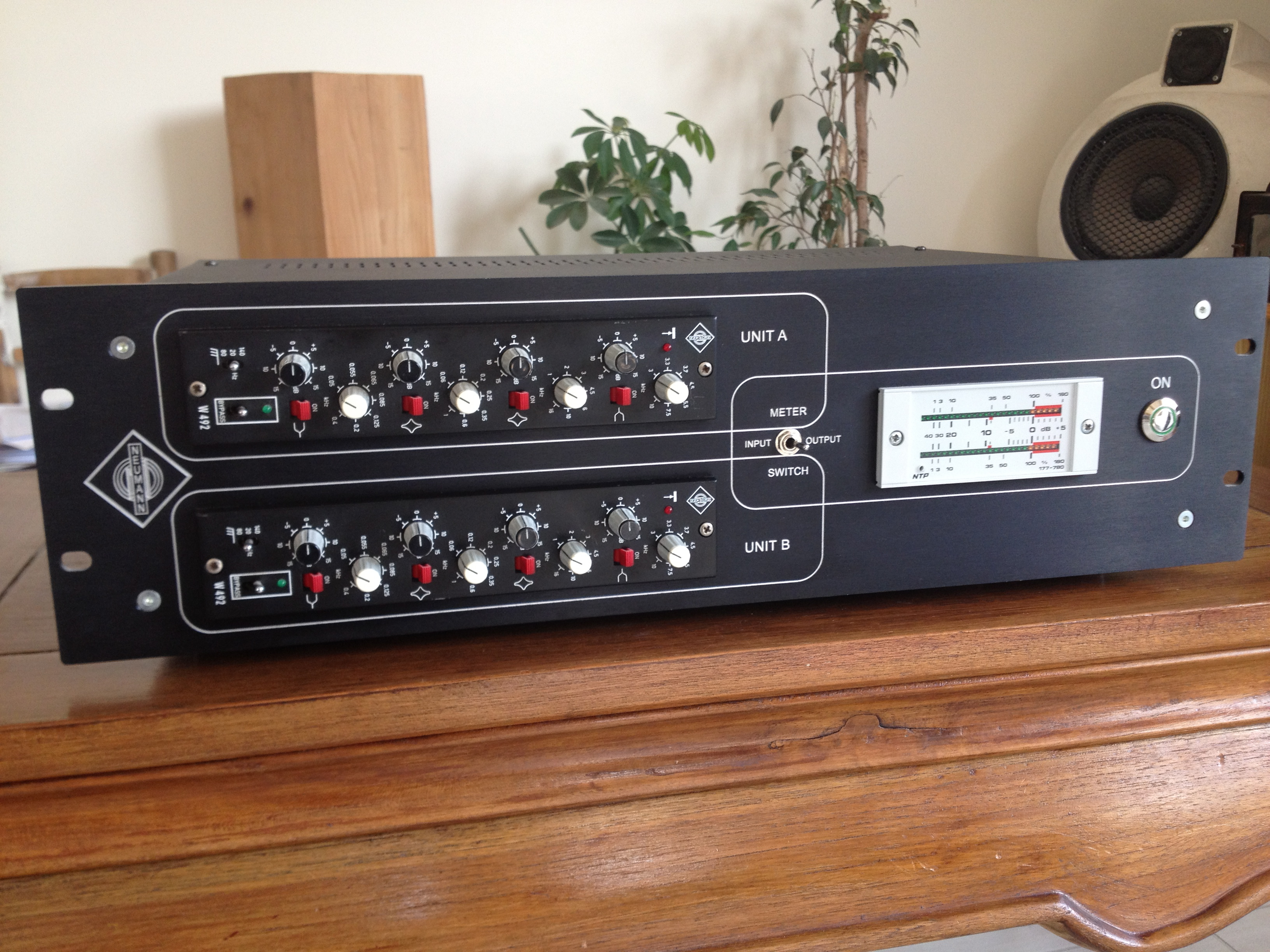 Rack Stéréo EQ W492 avec vumétre Neumann Audiofanzine