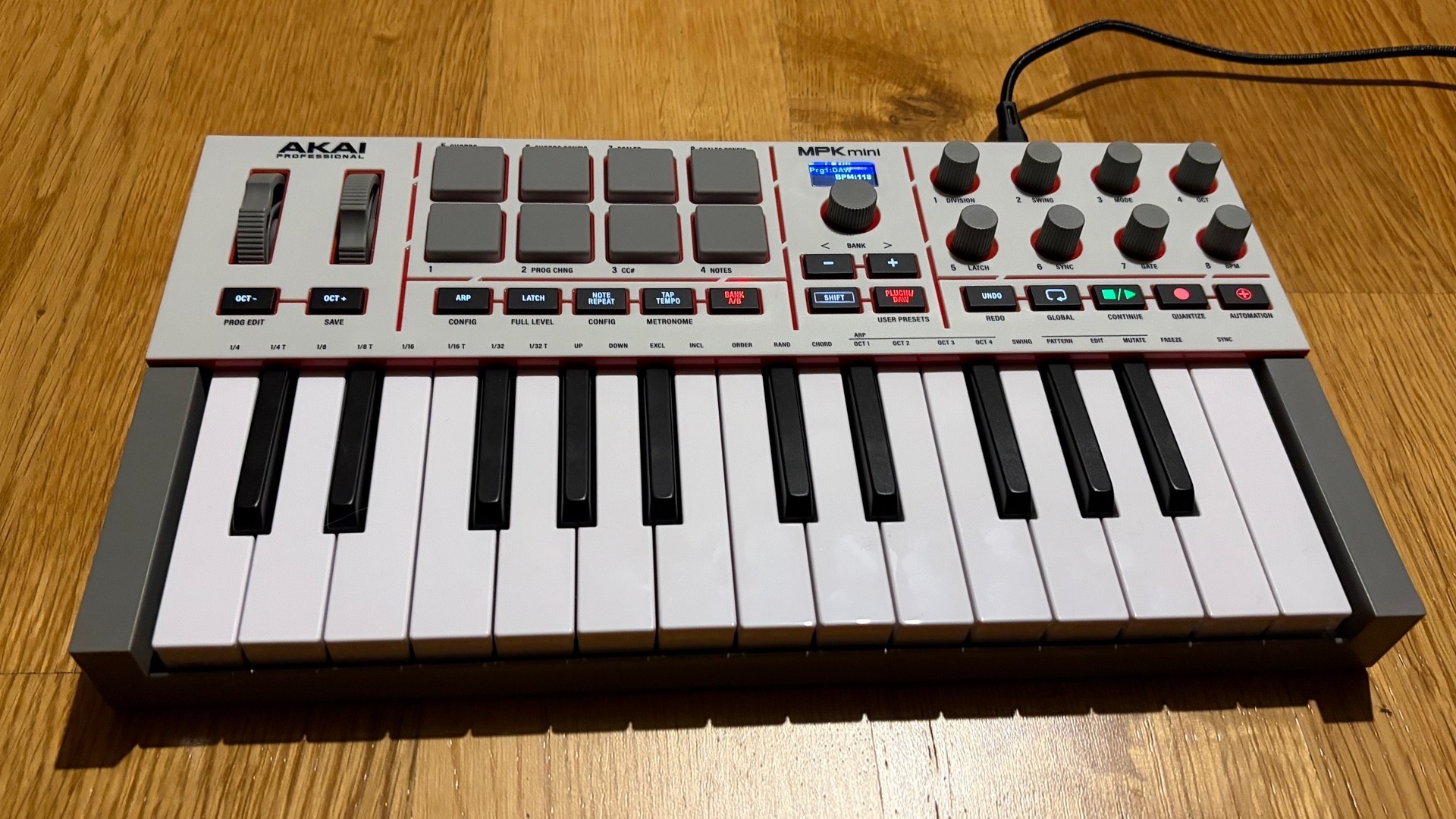 Akai MPK Mini IV: test of the 25-key mini MIDI keyboard (MIDI Out