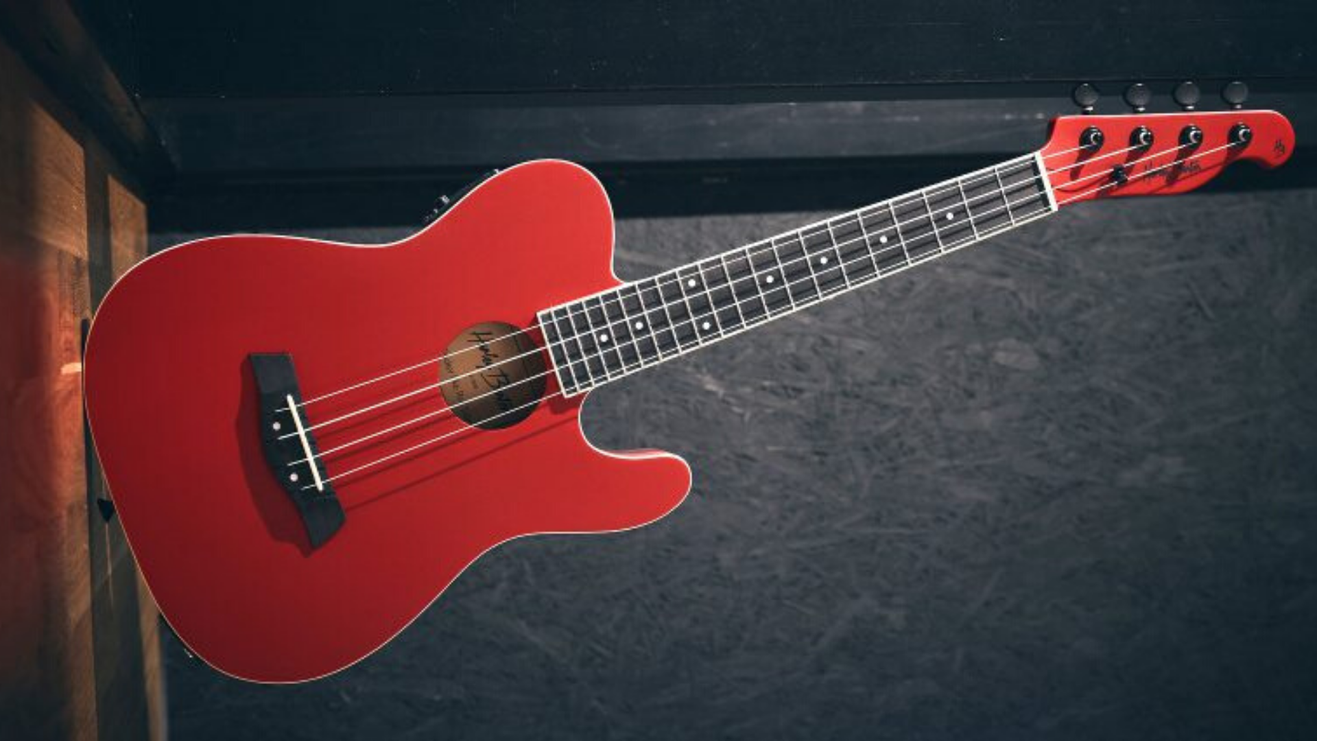 Harley Benton lance les UkeBass OPNT et Rocker Uke Red Satin Audiofanzine