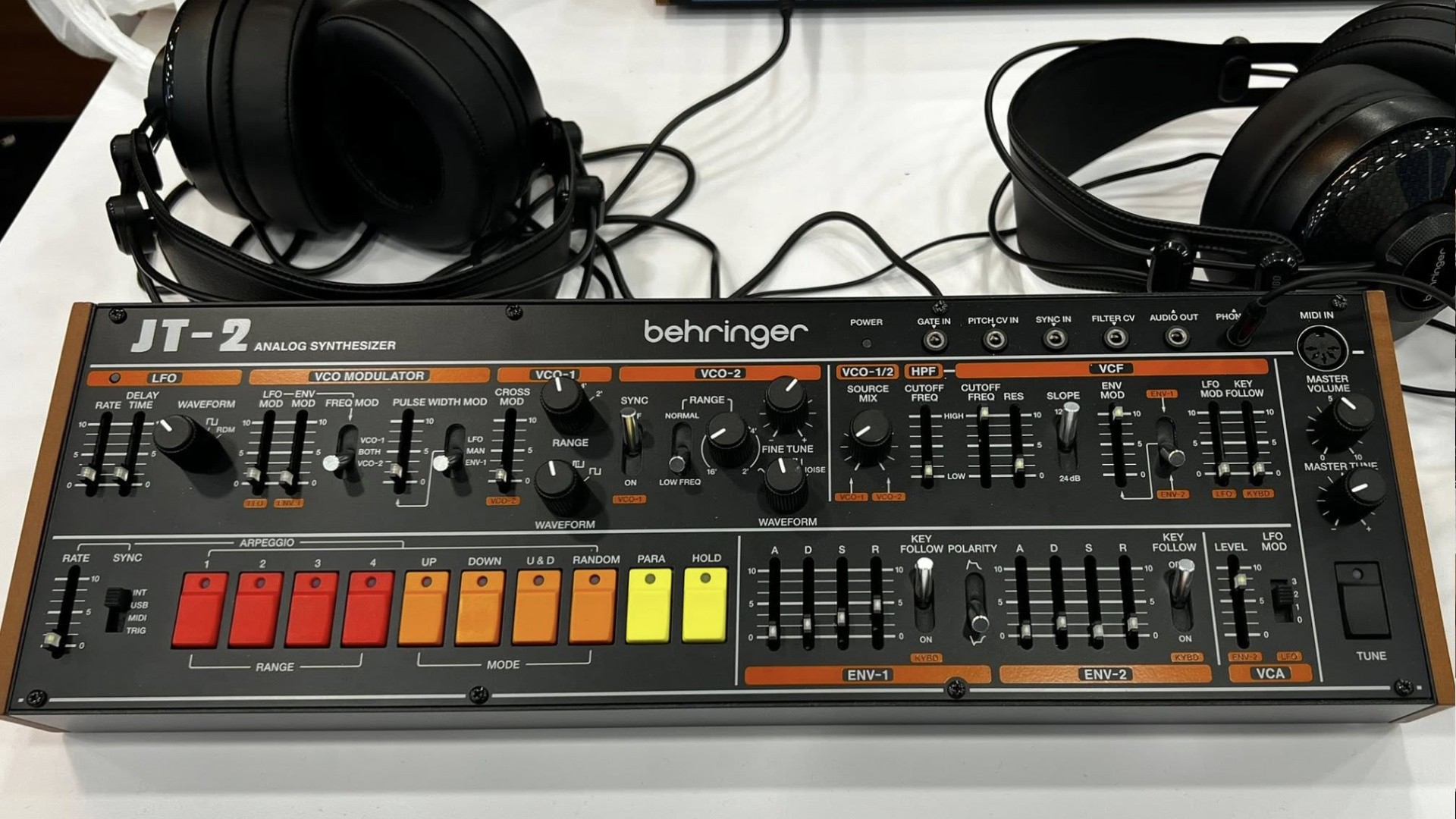 Le Behringer JT‑2, un paraphonique 2 voix qui s'inspire du Jupiter