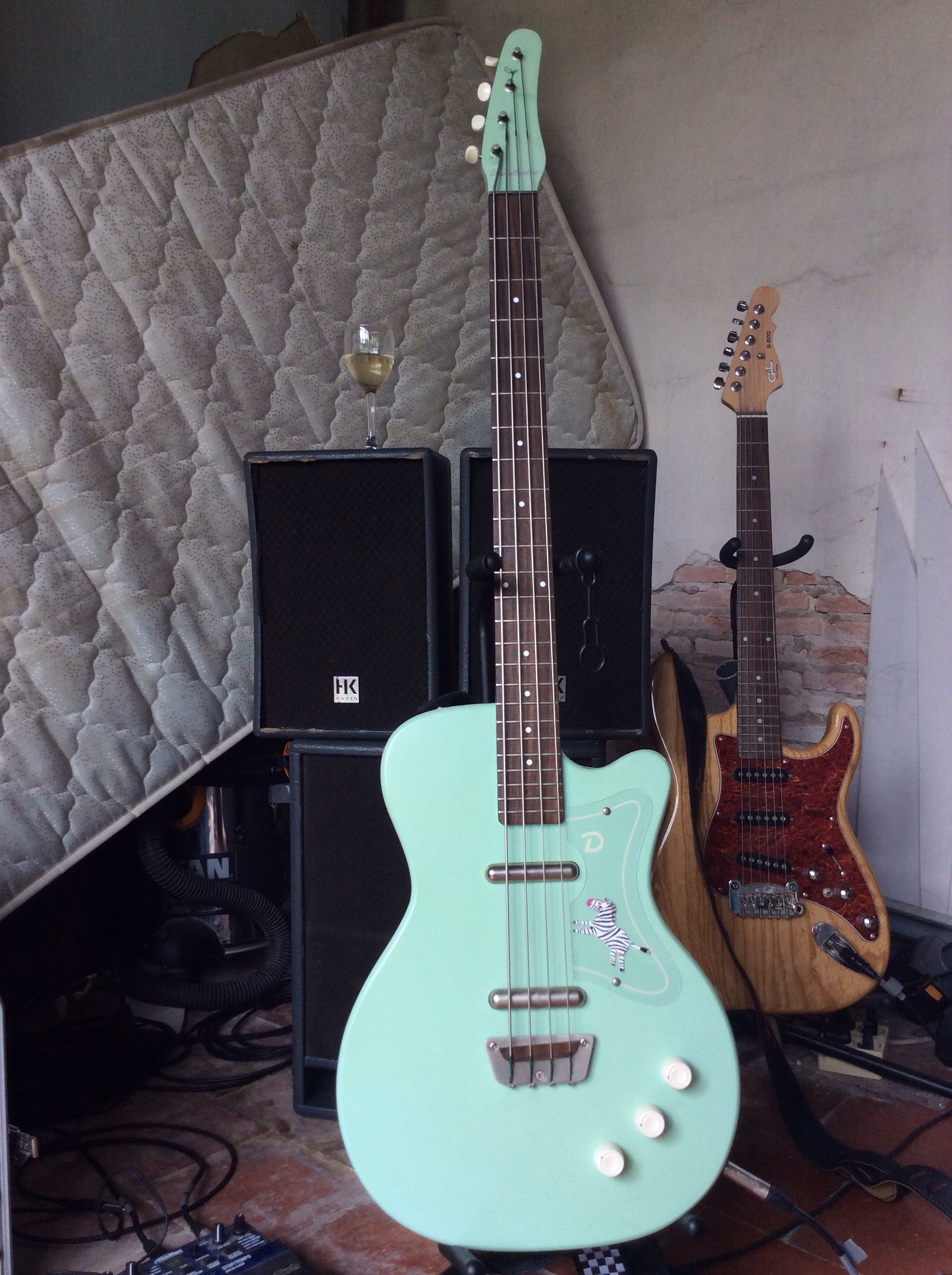 Vidéos Danelectro 56 Single Cutaway Bass - Audiofanzine