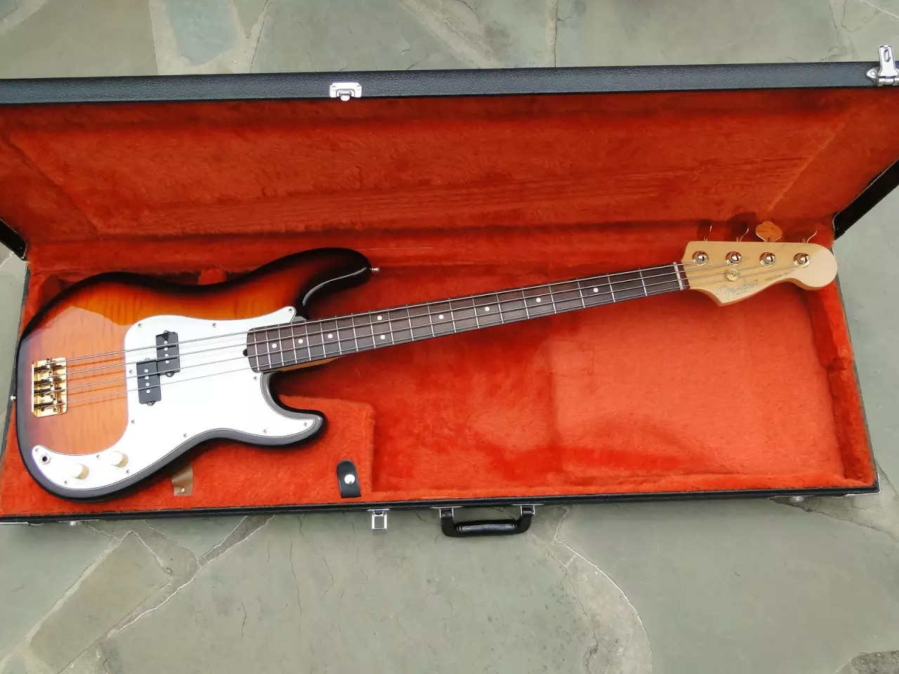 50th Anniversary Precision Bass (1996) Fender - Audiofanzine