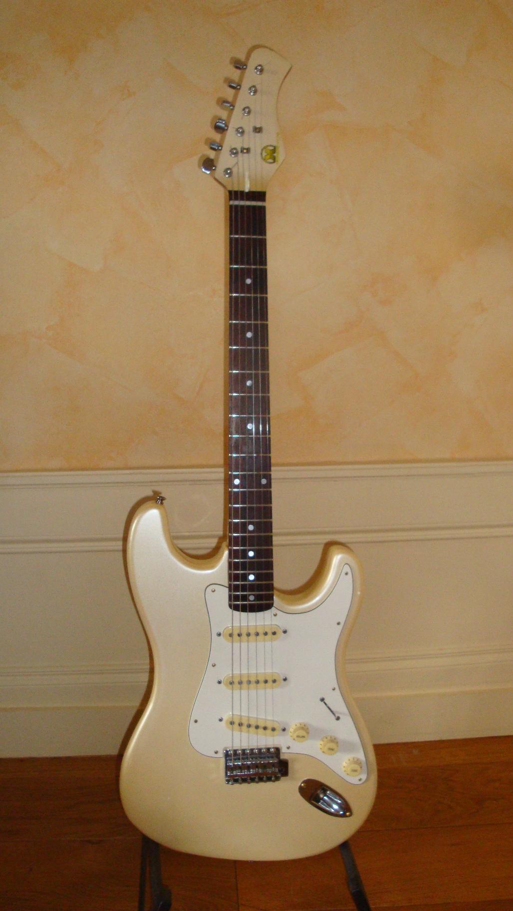 Hondo h76 deals stratocaster