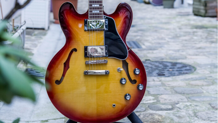 Test de l’Epiphone Inspired by Gibson ES-335 Figured, Raspberry Tea Burst : Electric Spanish, $335