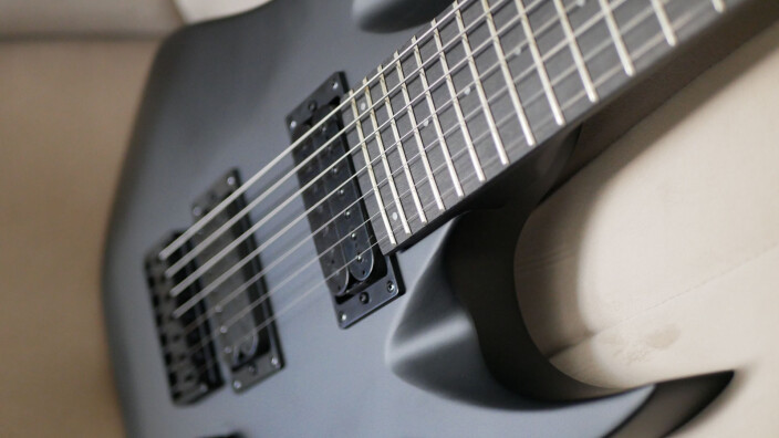 Test de la guitare S by Solar AB4.7 : 7 cordes à prix mini, confort maxi !