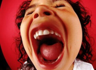 Comment avoir une voix éraillée