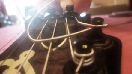 Petit guide sur le montage des cordes d'une guitare électrique