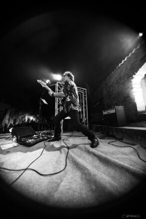 Guitariste cherche groupe à CHATEAUNEUF