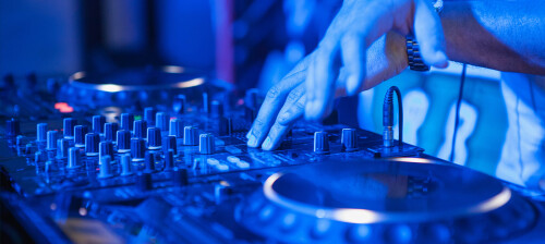 FORMATION CERTIFIANTE "Réaliser des performances de DJ lors d’événements en public"