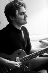 Musicien et guitariste expérimenté depuis 10 ans, j'enseigne la guitare acoustique et électrique aux débutants sur Thonon-Evian