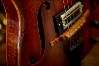 Un hommage à un violon Stradivarius chez Fender