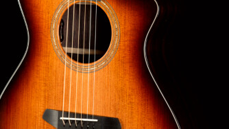 Breedlove présente sa première guitare Thinline fabriquée aux USA