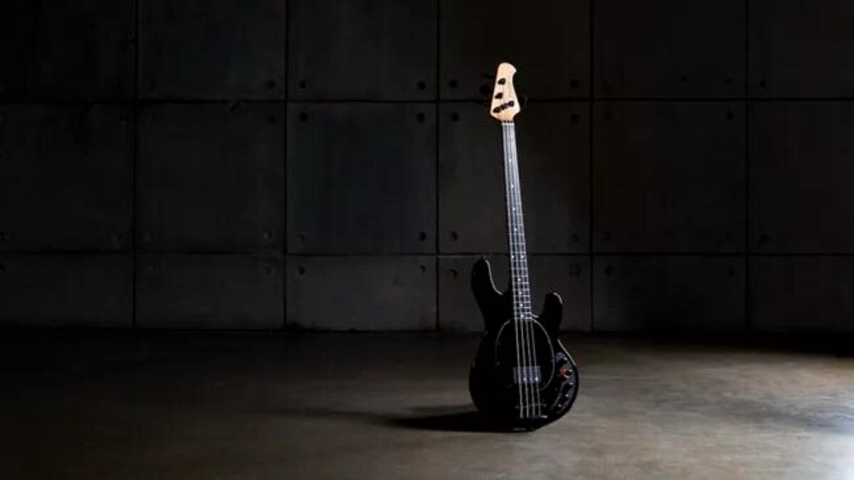 Ami·es bassistes : la DarkRay est disponible chez Sterling !
