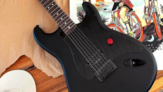 La Fender Tom Delonge se pare d'une finition spéciale Black Friday