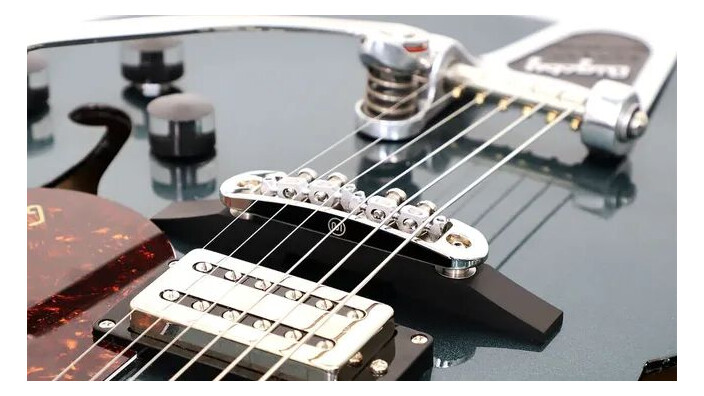 Mastery a conçu un chevalet pour guitares Archotop équipées de Bigsby
