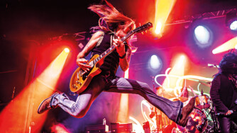 Doug Aldrich a conçu un ampli et une enceinte signature chez Blackstar