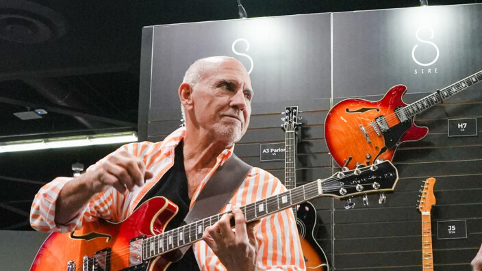 Larry Carlton a conçu deux nouveaux modèles Parlor chez Sire