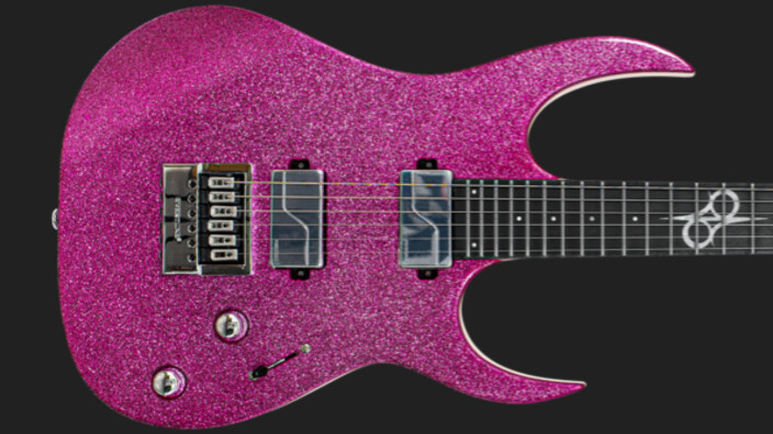 Un modèle à la finition Pink Sparkle chez Solar Guitars