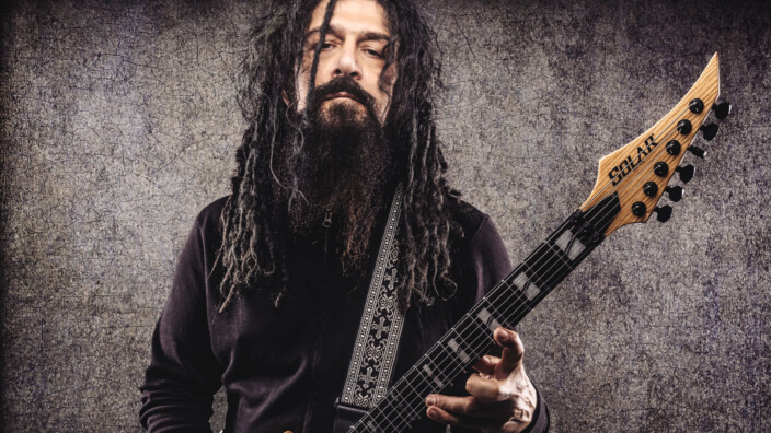 Marzi Montazeri a droit à deux modèles signature chez Solar Guitars