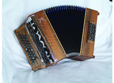 B. Loffet Pro - 3 rangs - 3 voix - 18 basses noyer