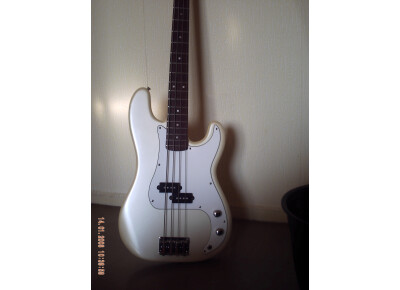 Hondo Precision Bass