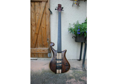 Dp Custom Guitar Scroll Bass Fretless
