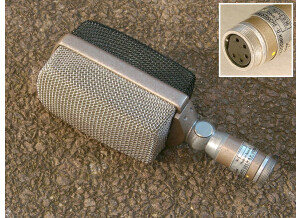AKG D36