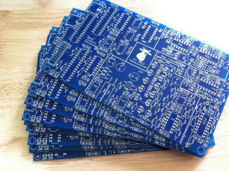 Vaco Loco prépare un synthé polyphonique