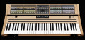 Stephan Schmitt travaille sur un synthé hardware