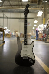 Une Stratocaster en carton !