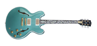Une Gibson ES-335 et une Les Paul très bling-bling