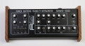 Un synthé de basse hybride chez AVP Synth