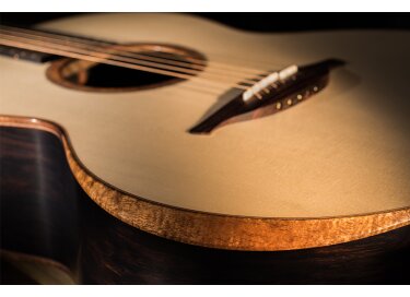 Lowden Bushmills x Lowden Black Bush Edition