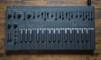 Superlative SB-1 Space Bee, un synthé analogique avec batterie