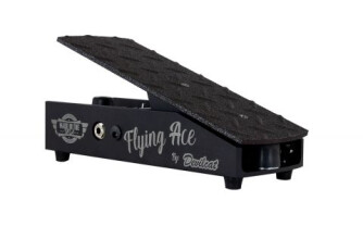 Devilcat Amps au Summer NAMM avec une pédale wah-wah