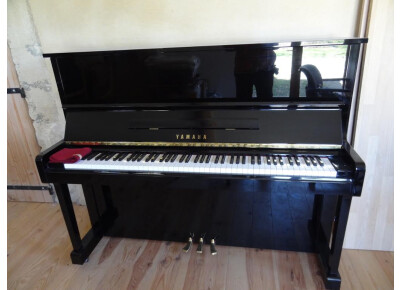 Yamaha U10