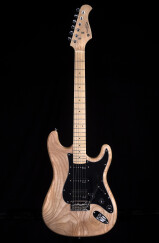 Une guitare Prodipe ST83 avec un corps en frêne