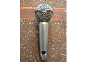 AKG D 2000 C