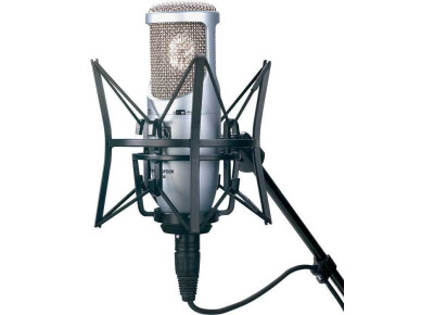 AKG Perception 200