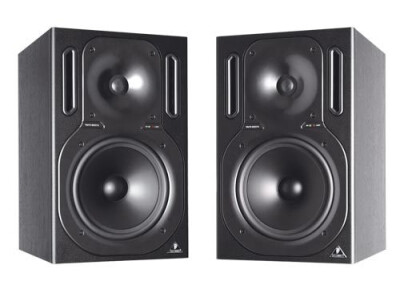 Behringer Truth B2031