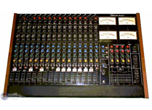 Studiomaster 16 Into 4