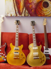 Guitares sur canape (rouge)
