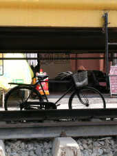 Vélo sous un train stationné