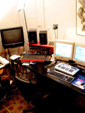 My studio (vue large sans les guitares!)