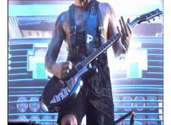 Paul Landers (Rammstein) avec une Ibanez AXS-32
