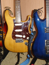 Dans L'ordre: Jackson SL1 Soloist USA, Fender Strat US American Deluxe, Ibanez JS1000 Satriani.