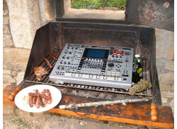 BBQ 909 : a table...