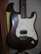 Fender Highway 1 Stratocaster avec Bare Knuckle Nailbomb (avant)