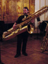 Saxophone contrebasse.